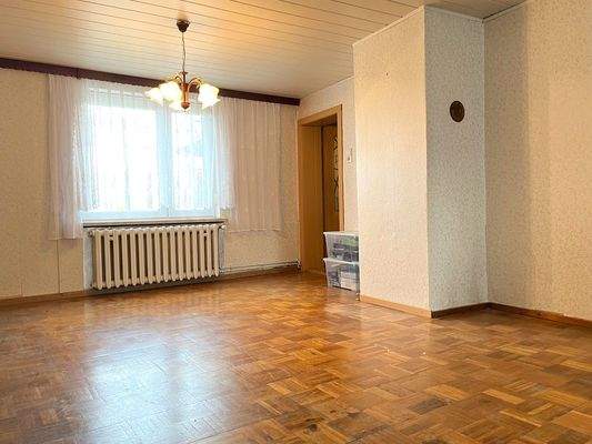 Wohnzimmer mit Parkettboden