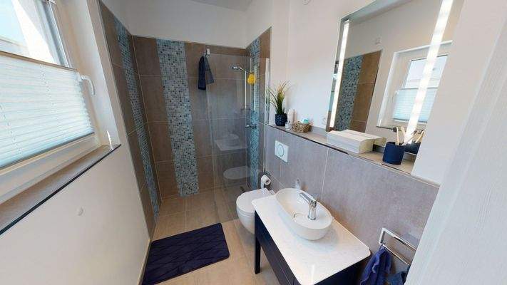 Modernes Badezimmer mit Dusche