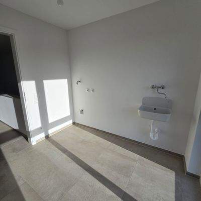 großzügiger Hauswirtschaftsraum mit Tageslicht