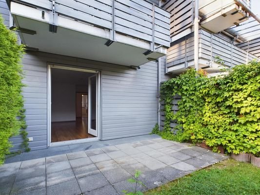 Südterrasse mit Gartenanteil