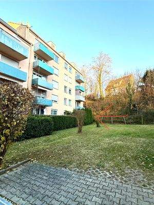 Der rote Pfeil zeigt hinter der Hecke den Garten und Balkon
