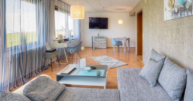 222-2-Zi-Ap. Tisch, Schreibtisch (1 von 1).jpg