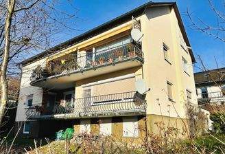 Sonnenverwöhnte Lage... die Südwestansicht des Mehrfam.-Wohnhauses