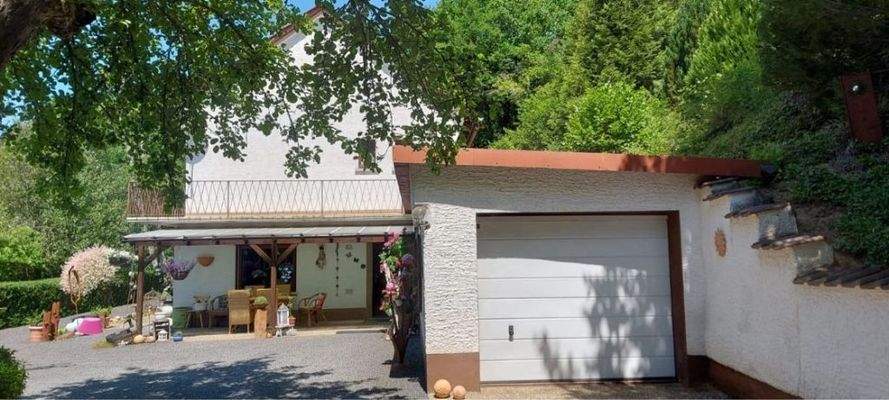 Eingangsbereich mit Terrasse und Garage