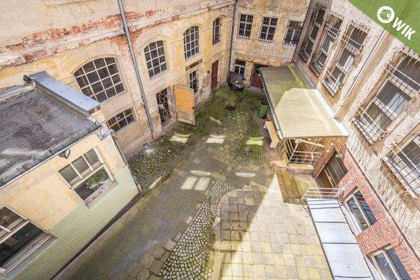 ENSEMBLE IM KARREE...