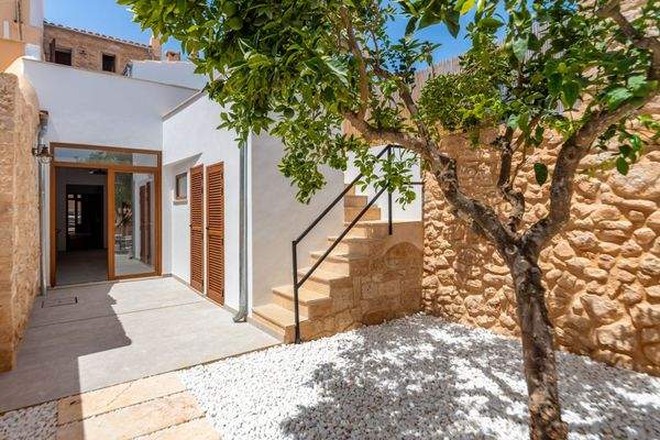 Traumhaftes Stadthaus mit schönem Garten in Llucmajor- Erstbezug