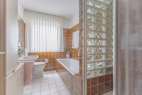 Bad EG rechts mit Badewanne und Dusche