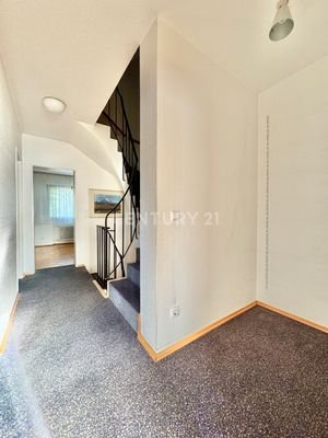 rechts: Platz für einen Einbauschrank