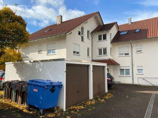 Eingangsbereich mit Garagen