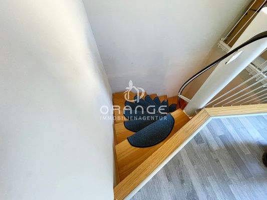 Die Holztreppe führ Sie von unten nach oben