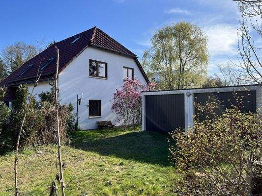 Straßenansicht mit Garage