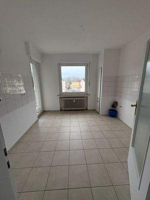 Helle Küche mit Balkon