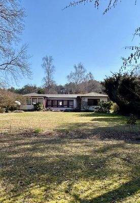 Blick vom Ufer zum Haus