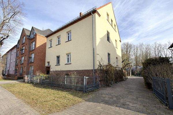 gepflasterte Einfahrt mit elektrischem Doppelflügeltor