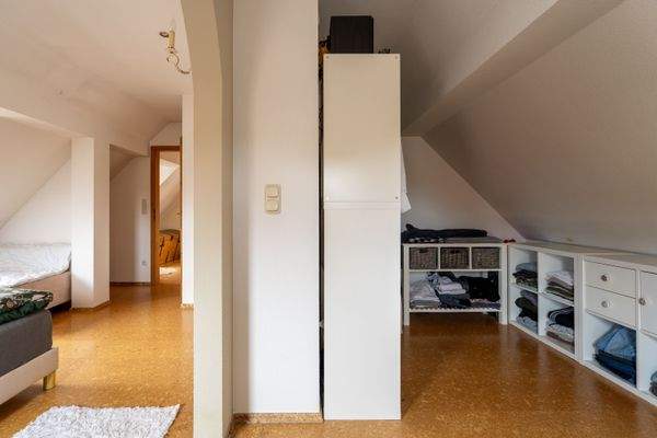 Ankleidebereich im Schlafzimmer 