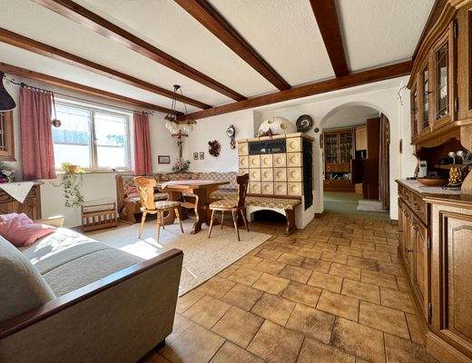 Wohnraum mit Kachelofen im EG