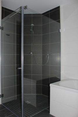 Dusche und Badewanne