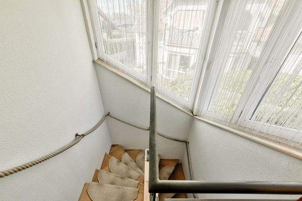 Treppenaufgang mit Fenster mit großer Fensterfront