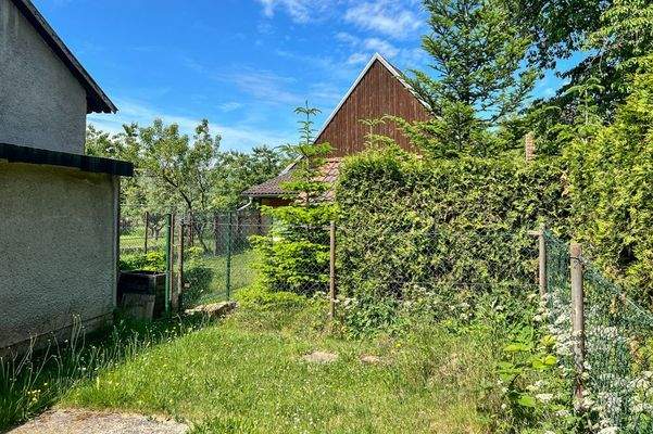 Gartenstück neben der Garage