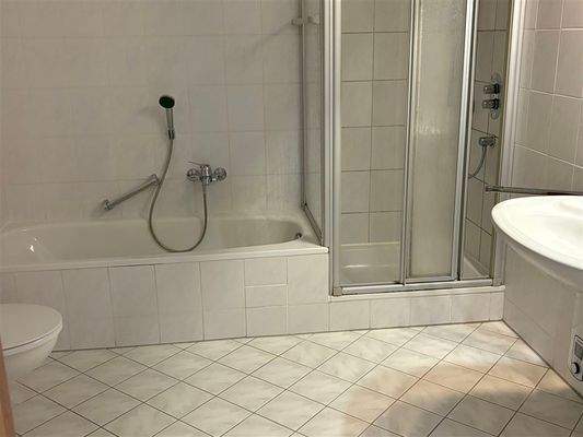 Bad mit Wanne und Dusche