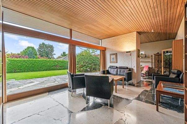 Wohnzimmer mit Terrassen- und Gartenzugang