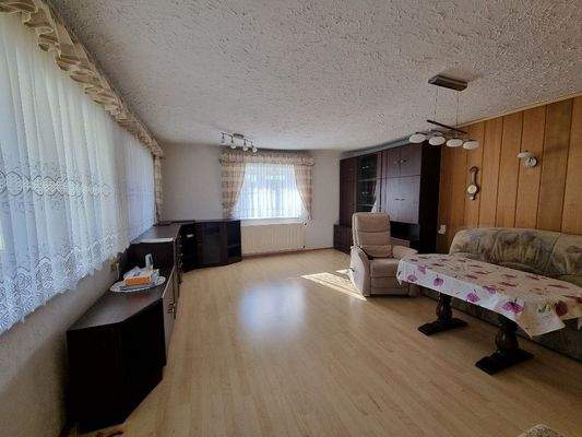 großzügiges Wohnzimmer im EG