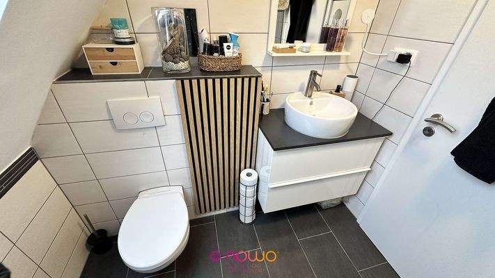 Teilansicht Dusch-Badezimmer Dachgeschoss