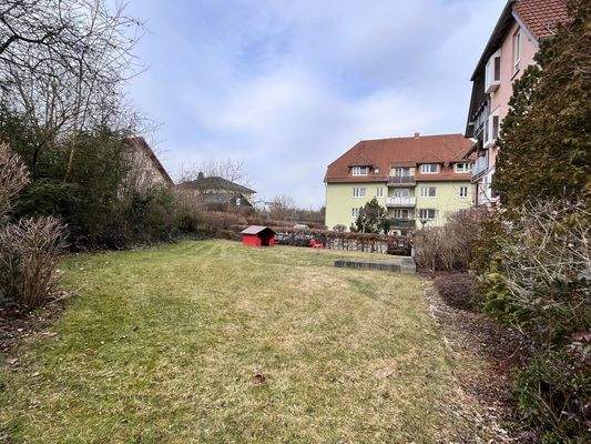 2026-3369-kleiner Spielplatz hinter dem Haus