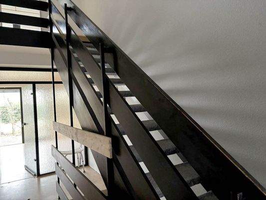 Natürliches Holz führt nach oben