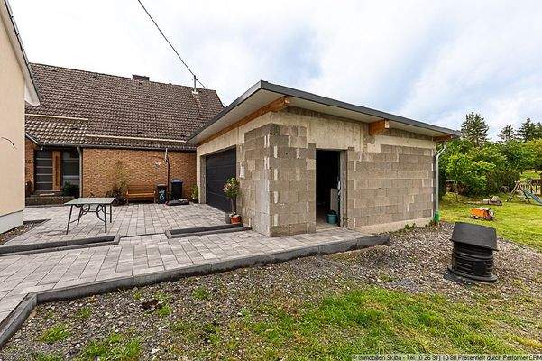 Garage mit Seiteneingang