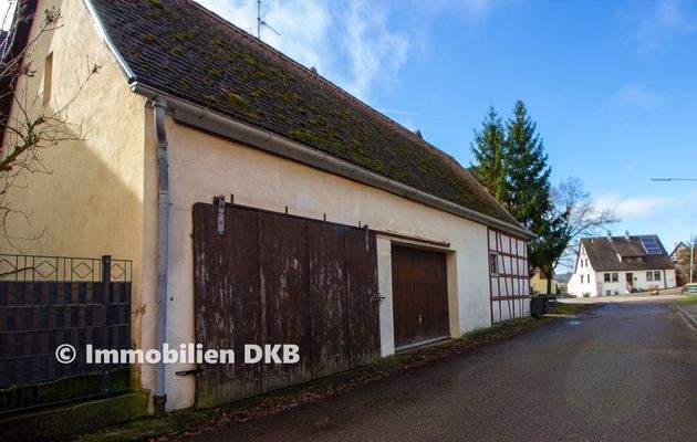 Nebengebäude mit Garagen