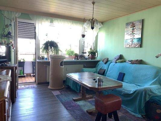 Wohnzimmer mit Zugang zur Loggia