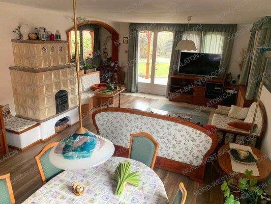 Wohn-/Esszimmer mit Kachelofen