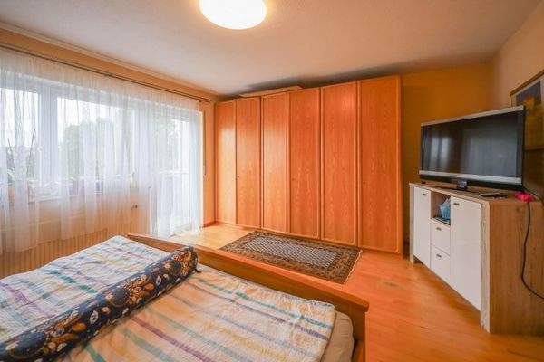 Schlafzimmer mit Zugang Balkon OG