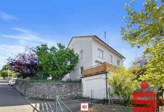 KI generiert, Hausansicht m. Garage