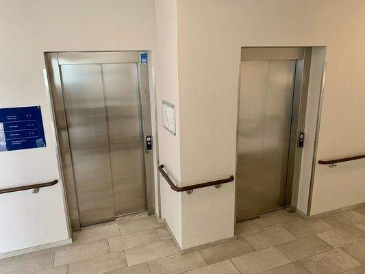 15) Treppenhaus Fahrstuhl