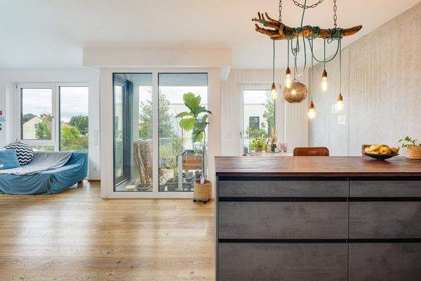 Einbauküche und Wohnbereich