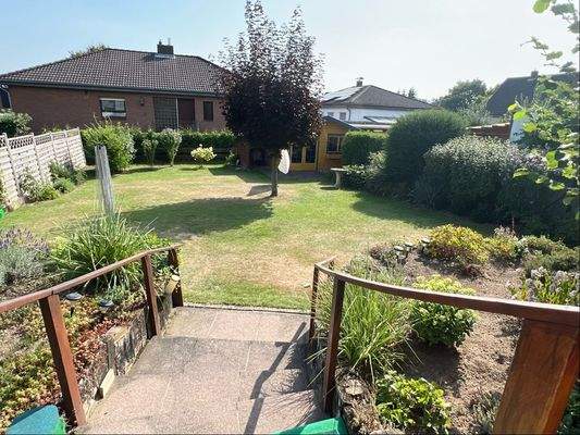 Blick von der Terrasse in den Garten