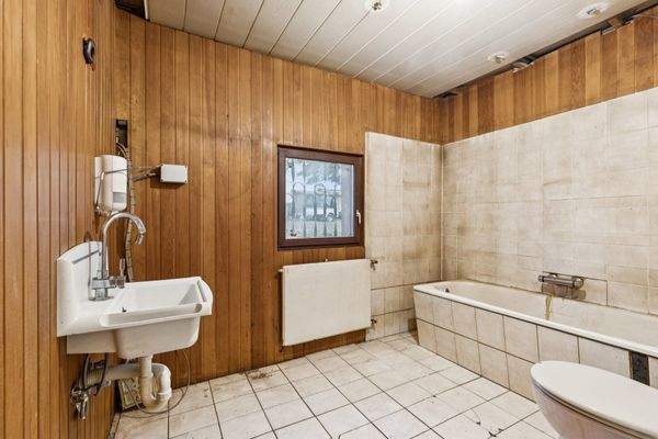 Bad im Souterrain - sanierungsbedürftig