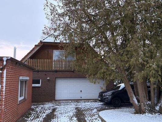 Separates Haus mit integrierter Doppelgarage