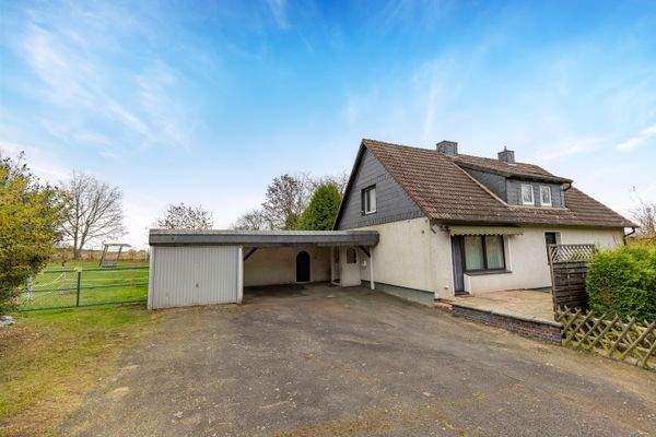 Außenansicht mit Garage und Carport