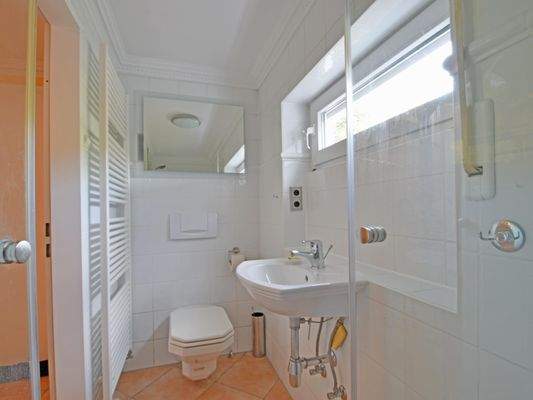 ...ein schönes Tageslichtbad befindet...