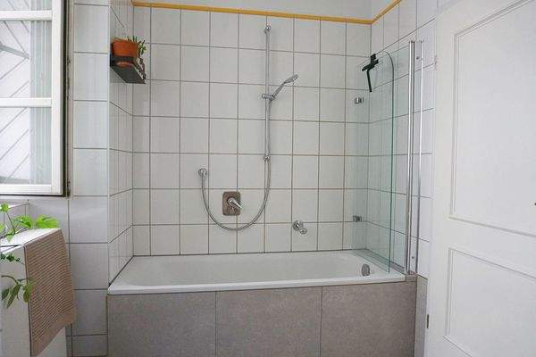 ... mit Badewanne ...