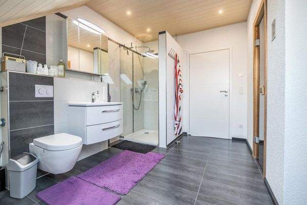 modernes Badezimmer im DG