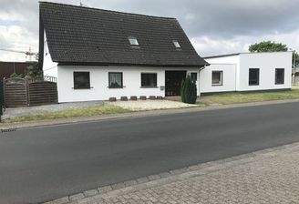 Hausansicht mit Halle