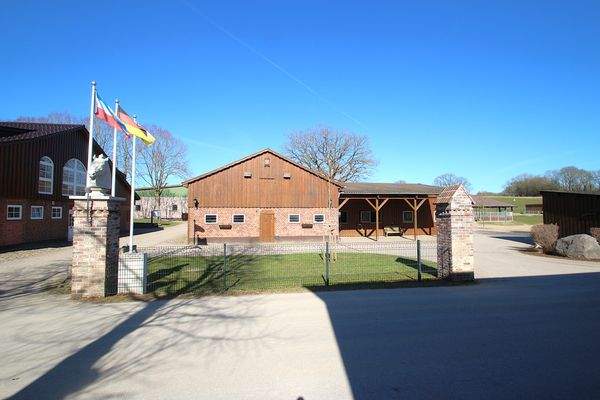 Der Einfahrtsbereich zum Reiterhof