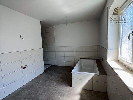 Badezimmer mit Wanne, Dusche, WC, WM-Anschluss