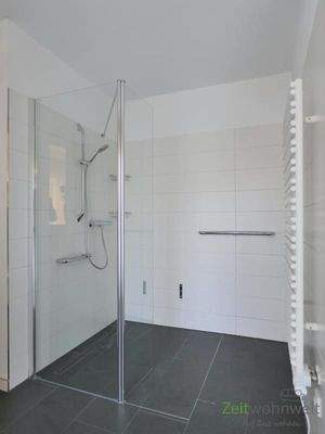 große bodentiefe Dusche