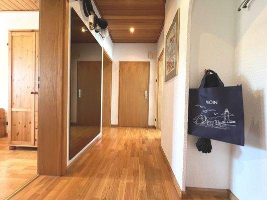 Der strapazierfähige Holzboden lässt sich leicht sauber halten