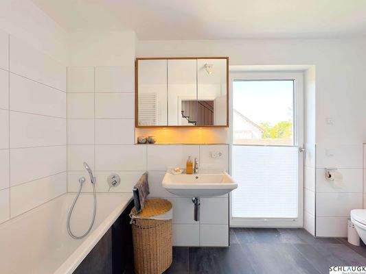 Bad -1. OG mit Wanne, Dusche und WC